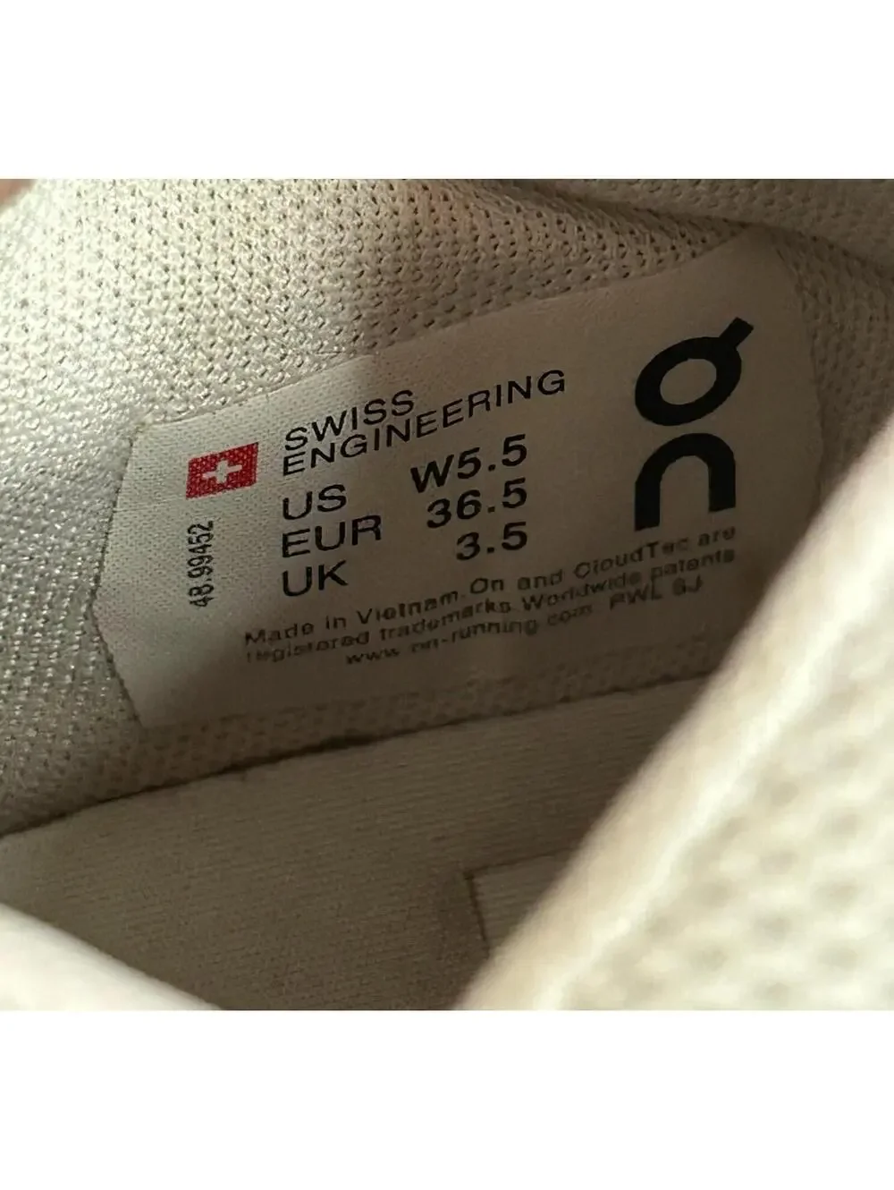 ON Running Women's The Roger Advantage Shoes White US Size 5.5